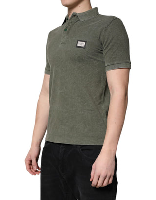 Polo de algodón verde militar con placa de logo