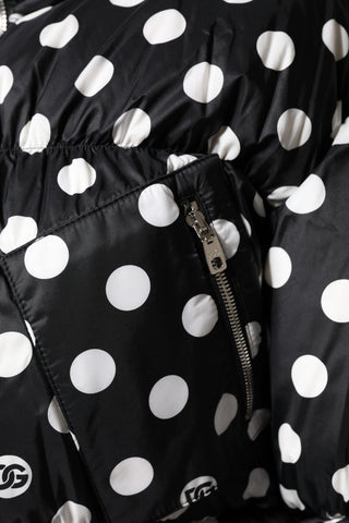 Schwarz-weiß gepunktete Pufferjacke mit durchgehendem Reißverschluss