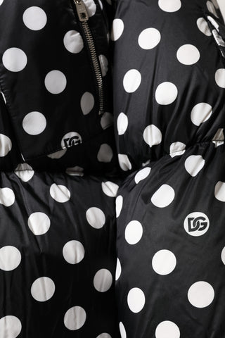 Schwarz-weiß gepunktete Pufferjacke mit durchgehendem Reißverschluss