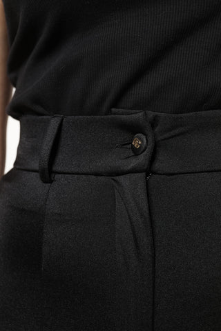 Schwarze Nylon-Hose mit hohem Bund und schmaler Passform