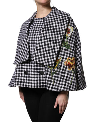 Chaqueta capa negra y blanca con patrón monocromo floral
