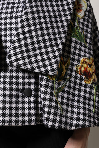 Chaqueta capa negra y blanca con patrón monocromo floral