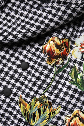 Chaqueta capa negra y blanca con patrón monocromo floral