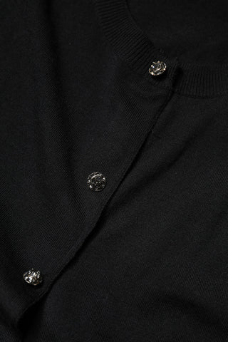 Blusa negra de manga corta con botones