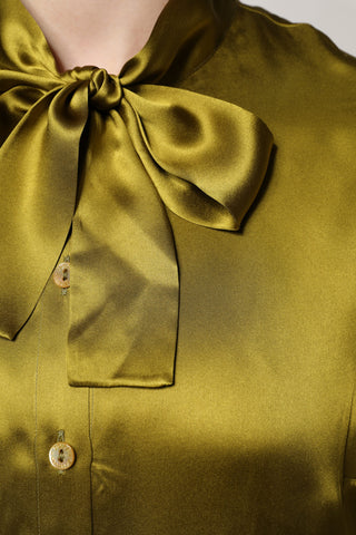 Olivgrüne Ascot-Bluse mit langen Ärmeln