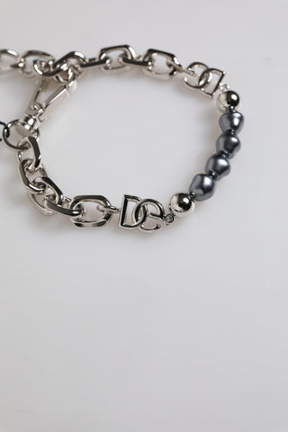 Pulsera de perlas grises con logo y cierre de langosta en tono plateado