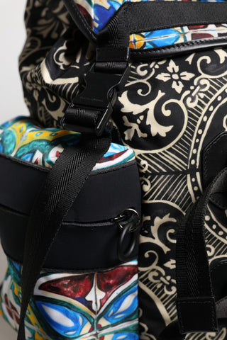 Rucksacktasche aus Nylon mit mehrfarbigem Maiolica-Druck