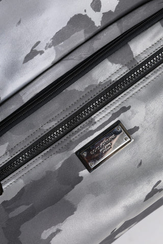 Schwarze Tarnmuster-Umhängetasche mit Logo-Plakette