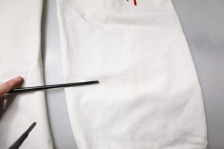 Jeans de mezclilla rectos desgastados con corales blancos