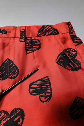 Orangefarbene Seiden-Bermudashorts mit Herzaufdruck