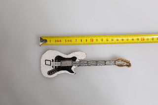 Gitarren-Ansteckbrosche aus Goldmessing mit Logo und Perlenbesatz