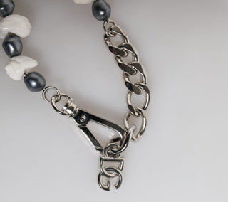 Pulsera con colgante de concha y logo DG de latón plateado  