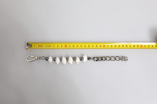 Pulsera con colgante de concha y logo DG de latón plateado  