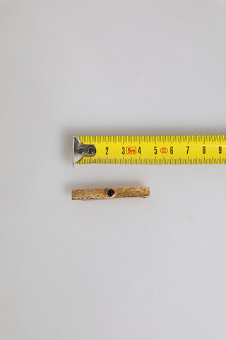 Barra para corbata de latón dorado con zafiro negro  