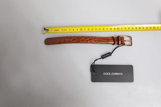 Brazalete de cuero marrón texturizado con hebilla metálica dorada  