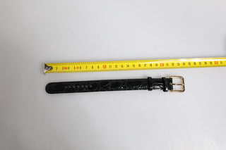 Brazalete de cuero exótico negro con hebilla metálica dorada  