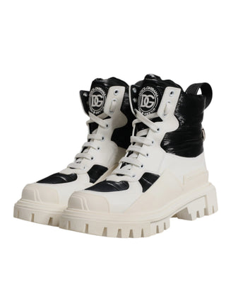Weiße gefütterte, wadenhohe Schnürstiefel