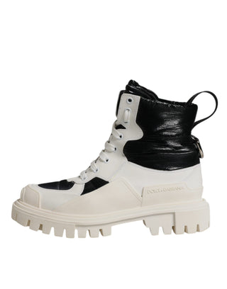 Weiße gefütterte, wadenhohe Schnürstiefel