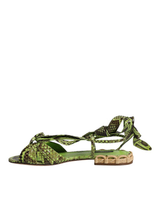 Sandalias verdes con estampado animal y tiras al tobillo
