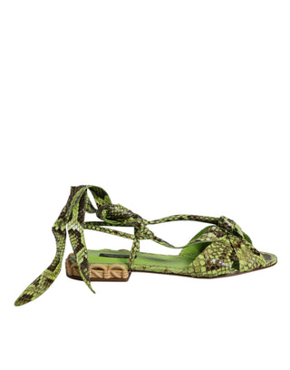 Sandalias verdes con estampado animal y tiras al tobillo