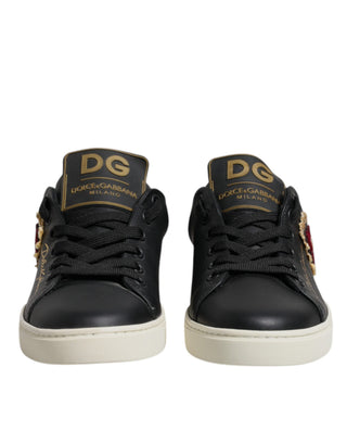 Zapatillas negras de cuero con corazón rojo y dorado