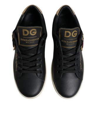 Zapatillas negras de cuero con corazón rojo y dorado