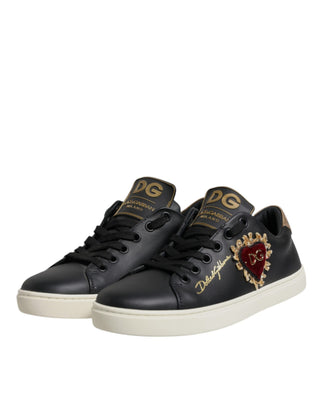 Zapatillas negras de cuero con corazón rojo y dorado