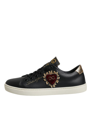 Zapatillas negras de cuero con corazón rojo y dorado