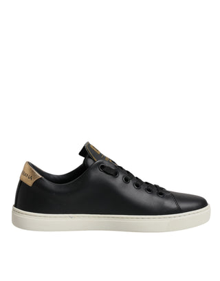 Zapatillas negras de cuero con corazón rojo y dorado