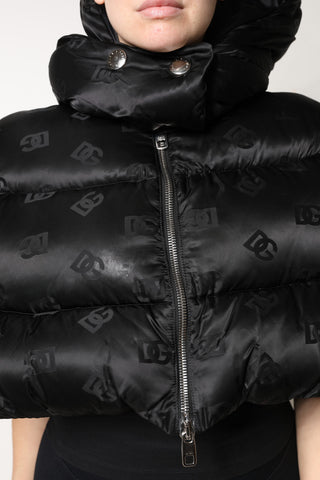 Chaqueta corta acolchada negra con capucha y cremallera completa