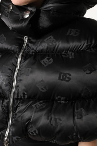 Chaqueta corta acolchada negra con capucha y cremallera completa