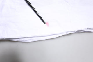 Camiseta blanca de mezcla de algodón y seda con cuello ascot
