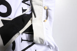 Camiseta blanca de mezcla de algodón y seda con cuello ascot
