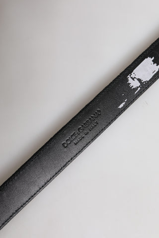 Schwarzer Ledergürtel mit Metallschnalle im klassischen Design