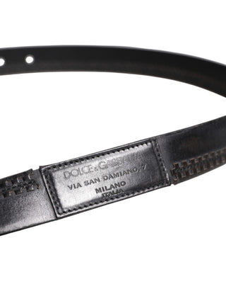 Schwarzer Ledergürtel mit silberfarbener Metallschnalle