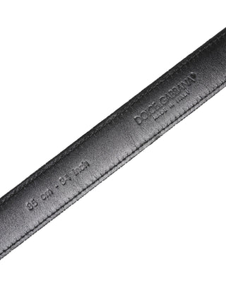 Schwarzer Ledergürtel mit Metallschnalle im klassischen Design