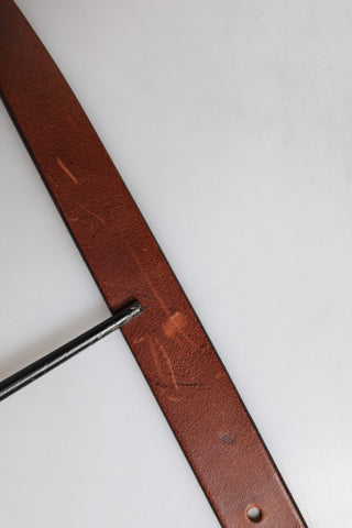 Brauner Ledergürtel mit Metallschnalle im klassischen Stil