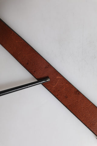 Brauner Ledergürtel mit Metallschnalle im klassischen Stil