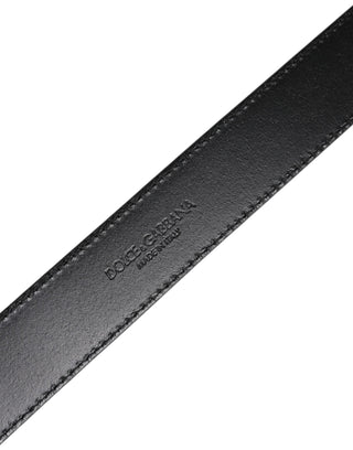 Silberner Ledergürtel mit klassischer Metallschnalle und Logo