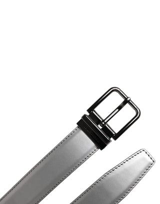 Silberner Ledergürtel mit klassischer Metallschnalle und Logo