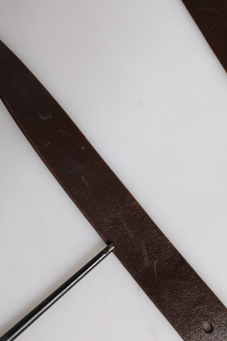 Brauner Ledergürtel mit klassischer Metallschnalle und Logo
