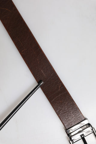Brauner Ledergürtel mit klassischer Metallschnalle und Logo