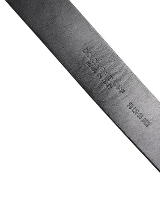 Schwarzer Ledergürtel mit klassischer Metallschnalle mit Logo