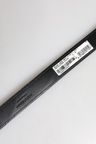 Cinturón negro de cuero exótico con hebilla metálica con logo  