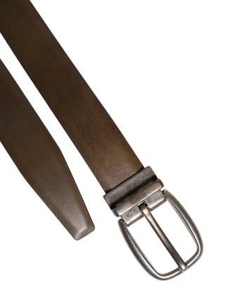 Brauner Ledergürtel mit klassischer Metallschnalle und Logo