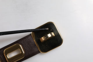 Dunkelbrauner Ledergürtel mit goldener Drehschnalle