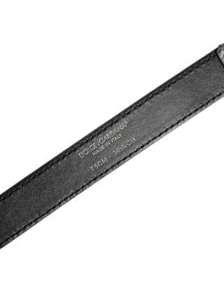Gürtel mit Metallschnalle und graviertem Silberlogo