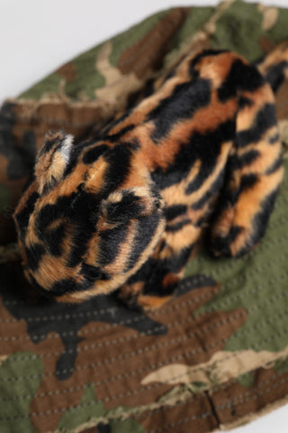 Sombrero tipo cubo de ala ancha con adornos de leopardo multicolor
