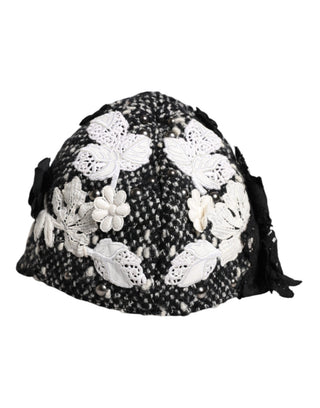 Sombrero cloche de lana negra con flores blancas adornadas