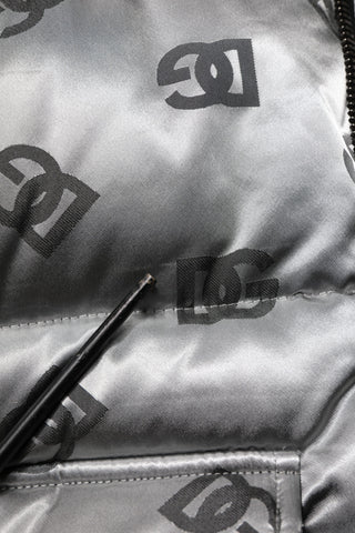 Chaqueta acolchada con capucha y cremallera completa con logo plateado  